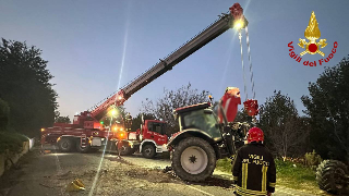 Trattore scivola in una vigna e blocca la provinciale, recuperato dai vigili del fuoco